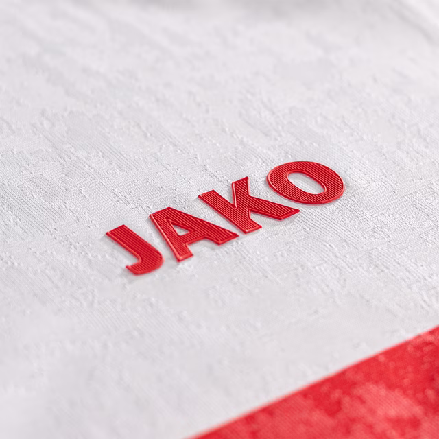 Nahaufnahme des JAKO Schriftzugs auf dem Trikot
