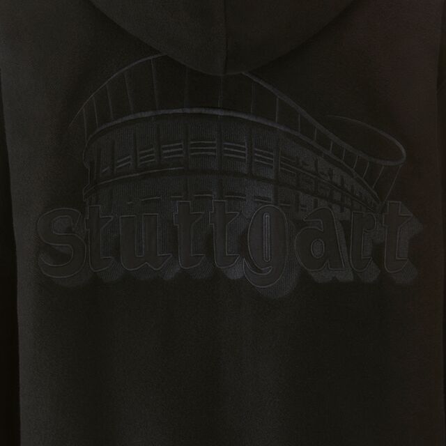 Nahaufnahme der schwarzen Grafik des Stadions und dem Schriftzug Stuttgart auf der Jacke