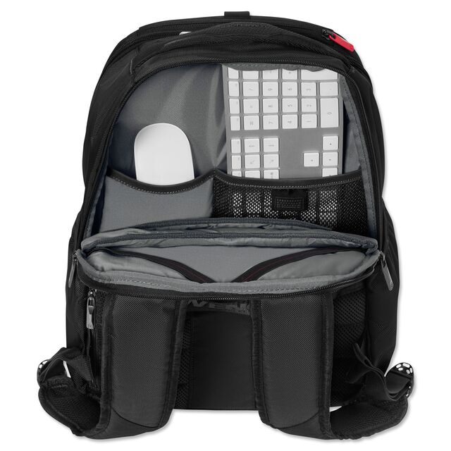 geöffneter Rucksack mit verschiedenen Fächern, gefüllt mit Tastatur und Maus