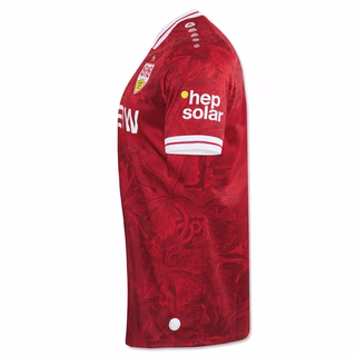 Seitenansicht des Rot gemusterten VfB Auswärtstrikots 25/26 im Damenschnitt mit hep solar auf dem Ärmel