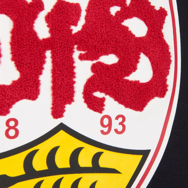 Nahaufnahme des VfB Wappens mit erhabener Struktur auf dem Hoodie