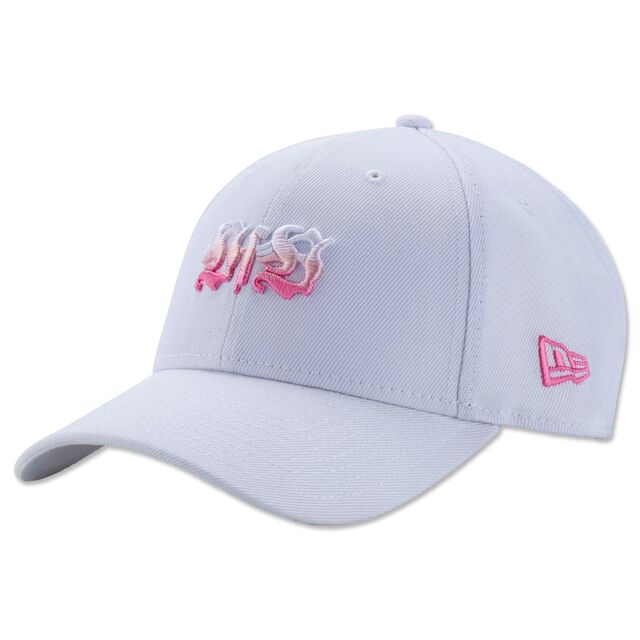 weiße Cap mit rosafarbenem VfB Logo