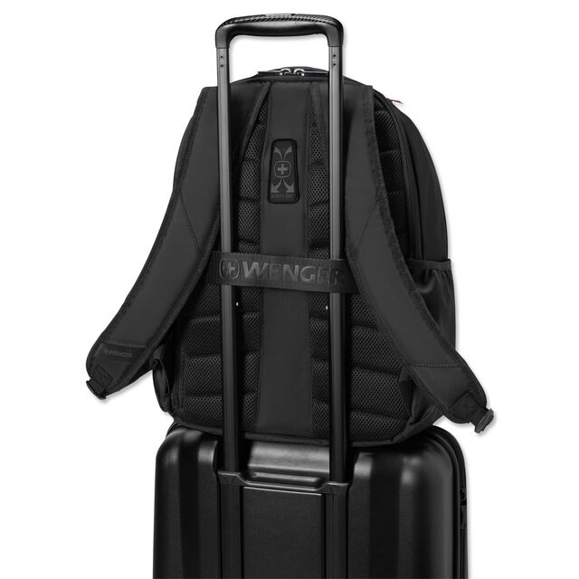 VfB Rucksack Wappen an einem Reisekoffer festgemacht