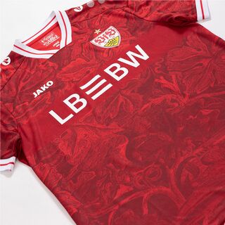 Rot gemustertes Trikot mit weißen Elementen, VfB Wappen, JAKO Schriftzug und LBBW im Brustring