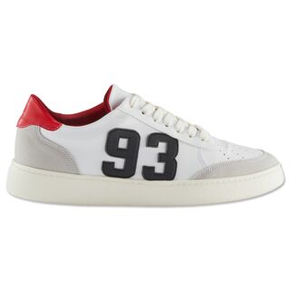 weiße Sneaker mit roten Elementen und einer schwarzen 93 auf der Außenseite