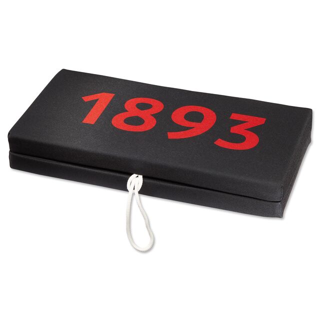schwarzes, zusammengeklapptes Sitzkissen mit roter 1893