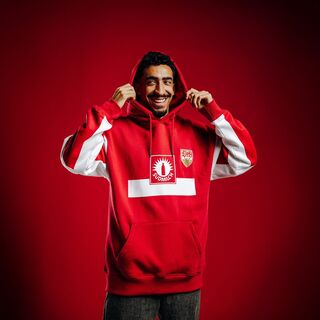 Tiago Tomas trägt den VfB Hoodie Südmilch 