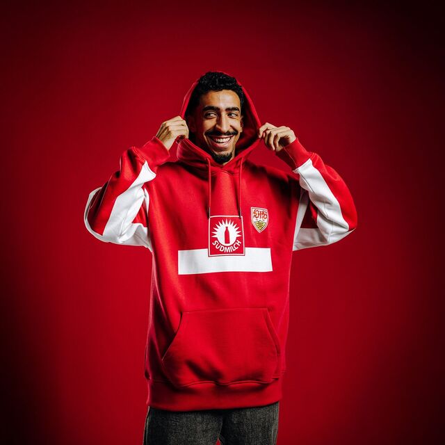Tiago Tomas trägt den VfB Hoodie Südmilch 