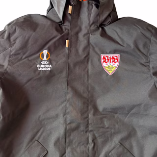 Nahaufnahme des VfB Wappens und des Europa League Logos auf der Jacke