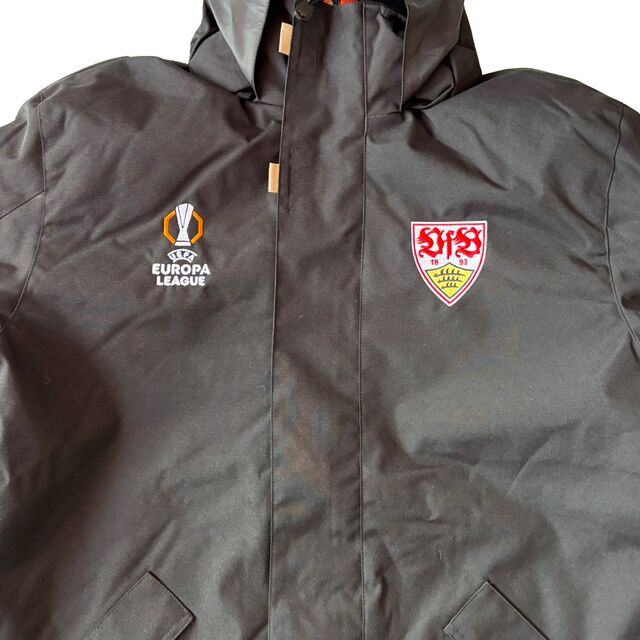 Nahaufnahme des VfB Wappens und des Europa League Logos auf der Jacke
