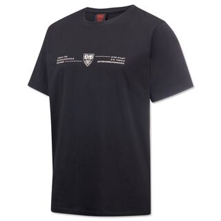 schwarzes T-Shirt mit der Aufschrift Verein für Bewegungsspiele Stuttgart, eine Stadt ein Verein Achtzehnhundertdreiundneunzig und dem VfB Wappen auf der Brust