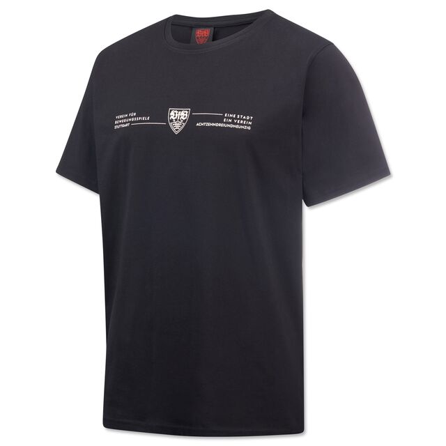 schwarzes T-Shirt mit der Aufschrift Verein für Bewegungsspiele Stuttgart, eine Stadt ein Verein Achtzehnhundertdreiundneunzig und dem VfB Wappen auf der Brust