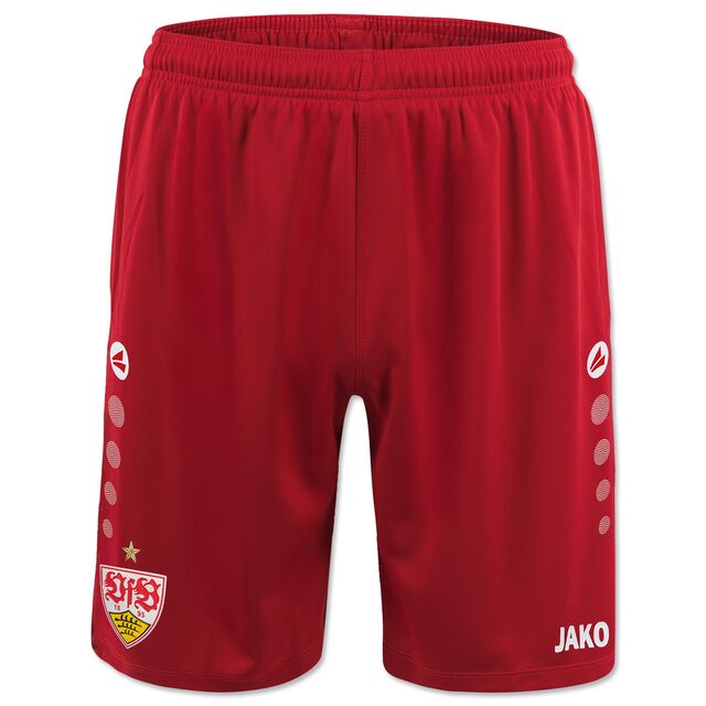 rote Shorts mit weißen Elementen, VfB Wappen auf einem Bein und JAKO Schriftzug auf dem anderen Bein