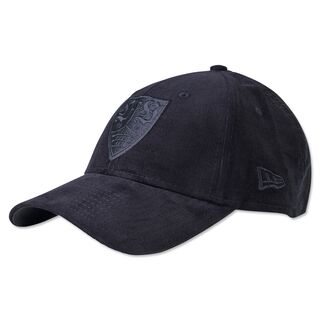 schwarze Kappe mit schwarzem VfB Wappen auf der Vorderseite und schwarzem New Era Logo an der Seite