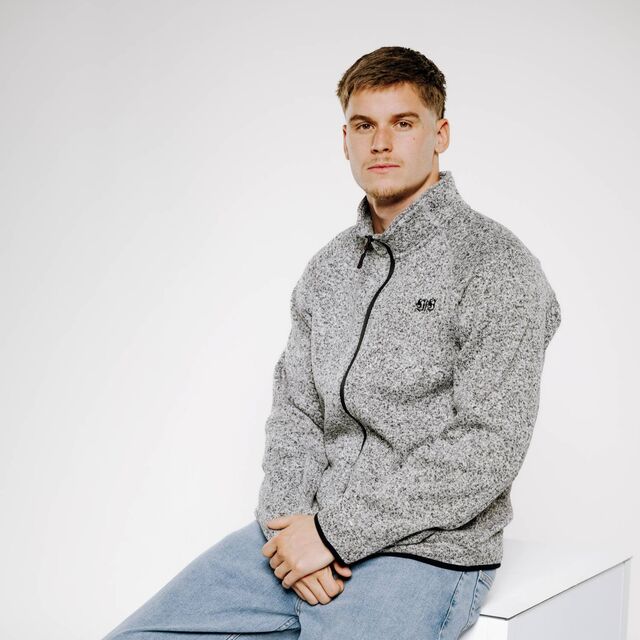Jacke mit kleinem VfB Schriftzug auf der Brust. 