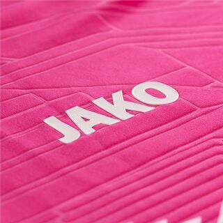 Nahaufnahme des weißen JAKO Schriftzugs auf dem VfB Torwarttrikot pink 25/26