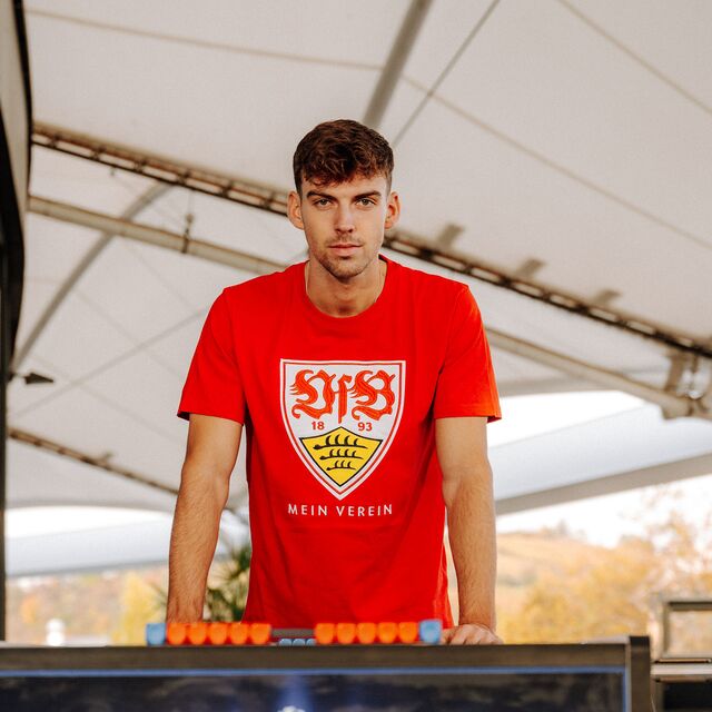 männliches Model trägt das VfB T-Shirt MEIN VEREIN in Rot