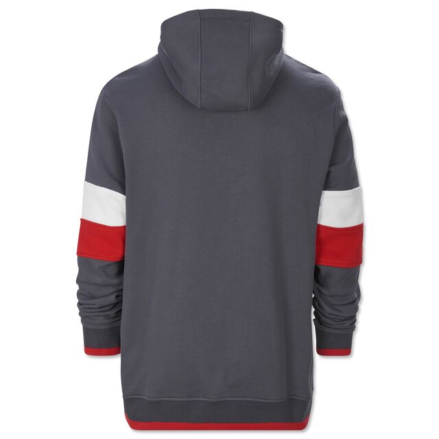 graue Rückseite des Hoodies mit roten und weißen Streifen auf den Ärmeln