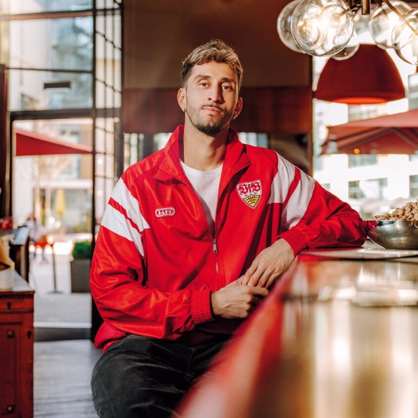 Atakan Karazor trägt die VfB JAKO Retro Jacke rot 