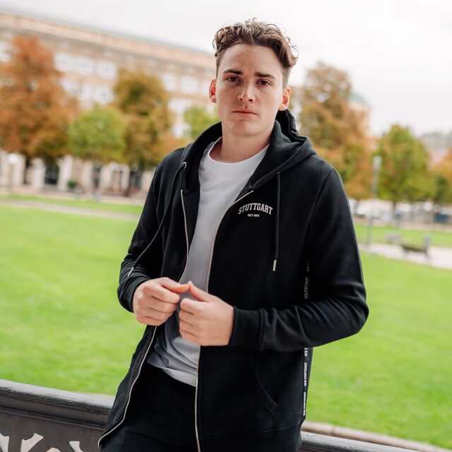 männliches Model trägt die VfB Kleinigkeit Sweatjacke