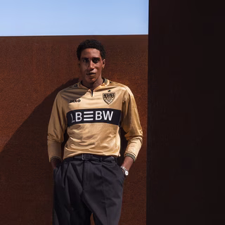 Model Bild mit goldenem Trikot 