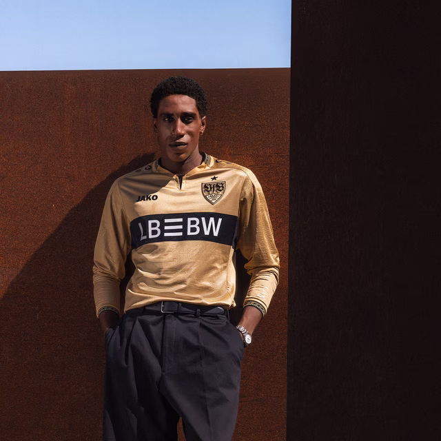 Model Bild mit goldenem Trikot 