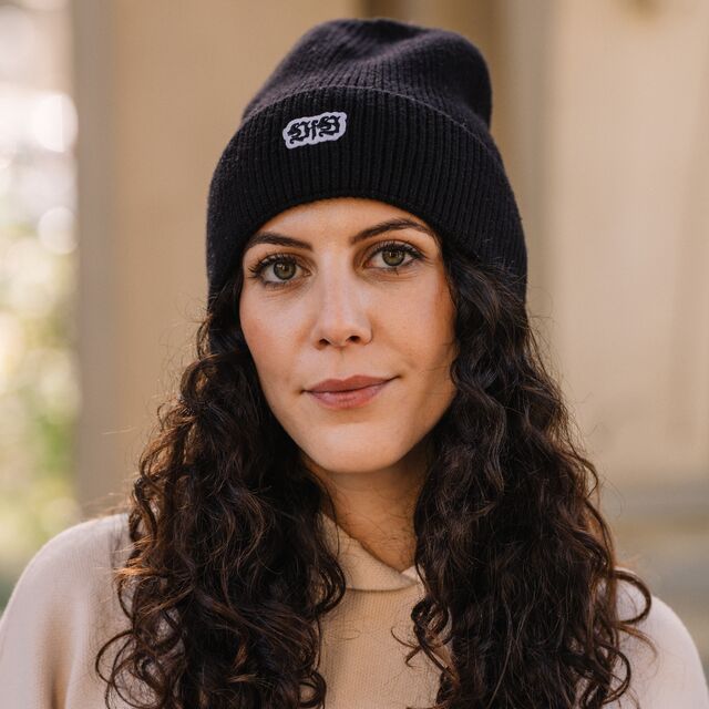 Frau trägt die VfB Kleinigkeit Beanie Wappen schwarz