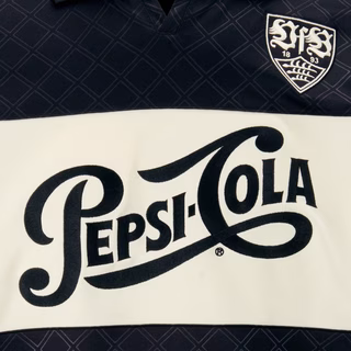 Nahaufnahme Schriftzug Pepsi Cola 