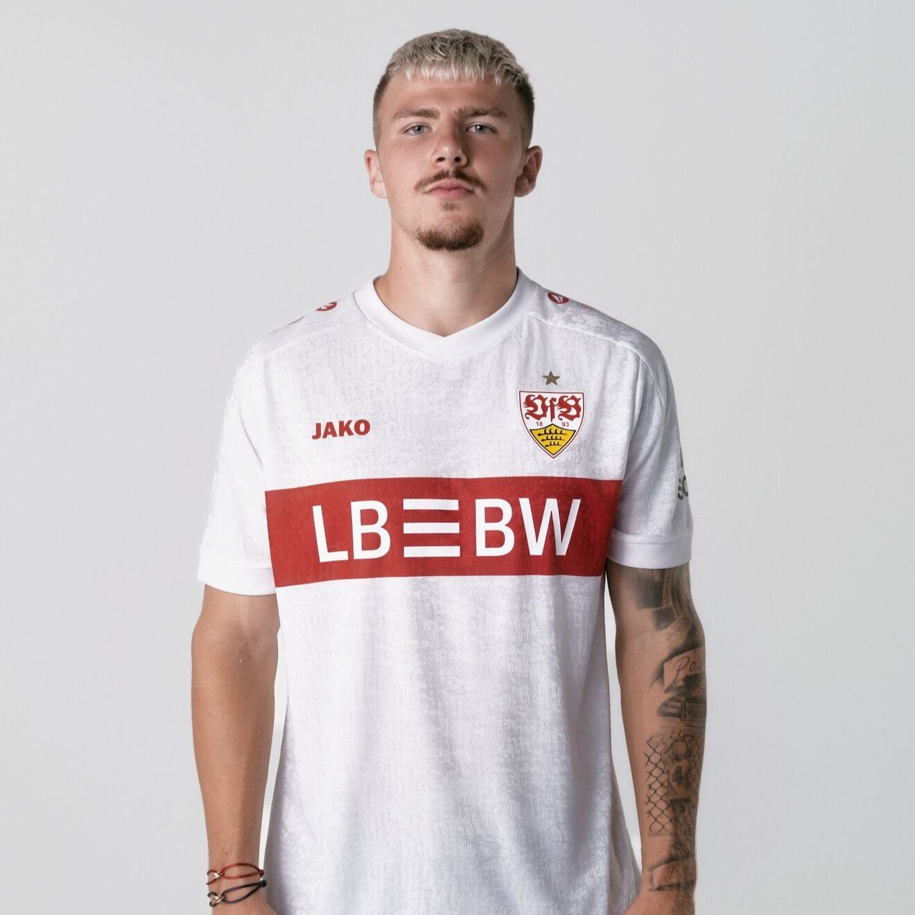 Finn Jeltsch trägt das VfB EL Europa League Trikot 25/26 