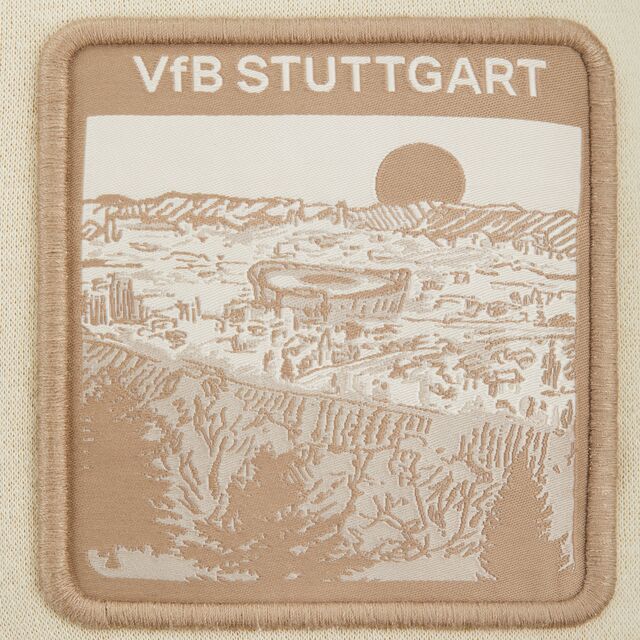 Nahaufnahme der beigefarbenen Grafik von Stuttgart auf dem VfB Hoodie Tradition
