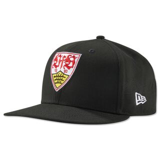schwarze Kappe mit VfB Wappen auf der Vorderseite und New Era Logo an der Seite
