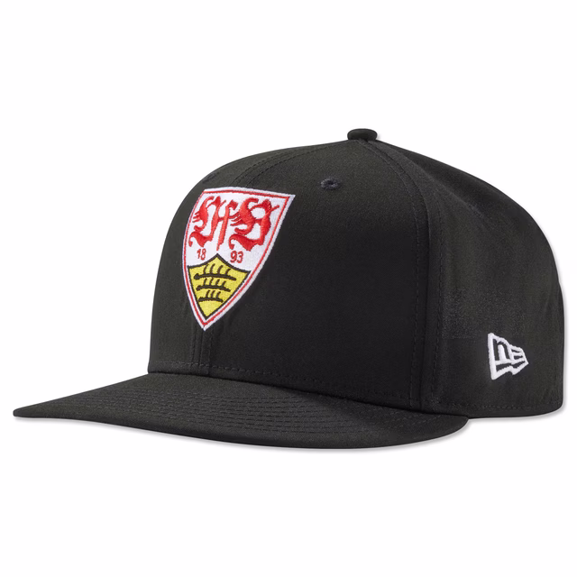 schwarze Kappe mit VfB Wappen auf der Vorderseite und New Era Logo an der Seite