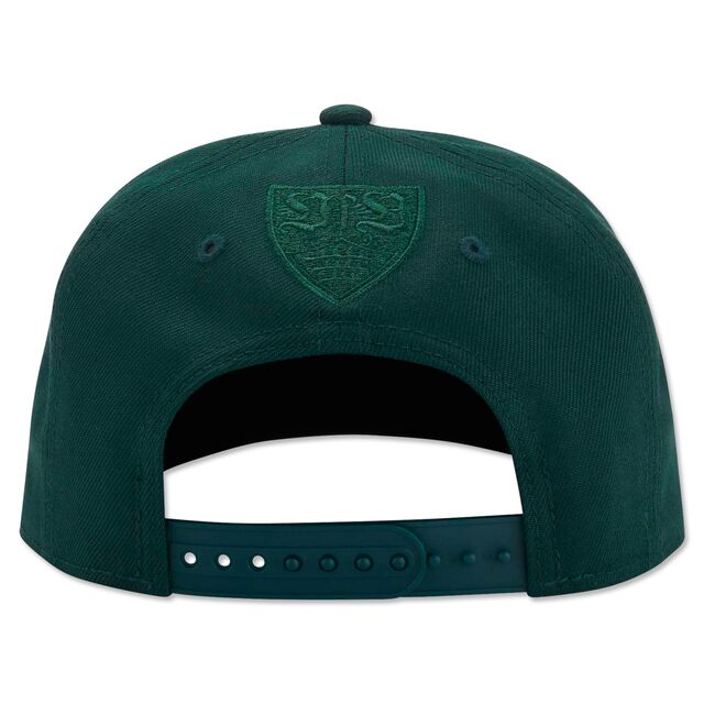 grüne Rückseite der Cap mit grünem VfB Wappen und Snapback zur Größeneinstellung