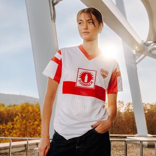 Frau trägt das VfB Meistertrikot 1992
