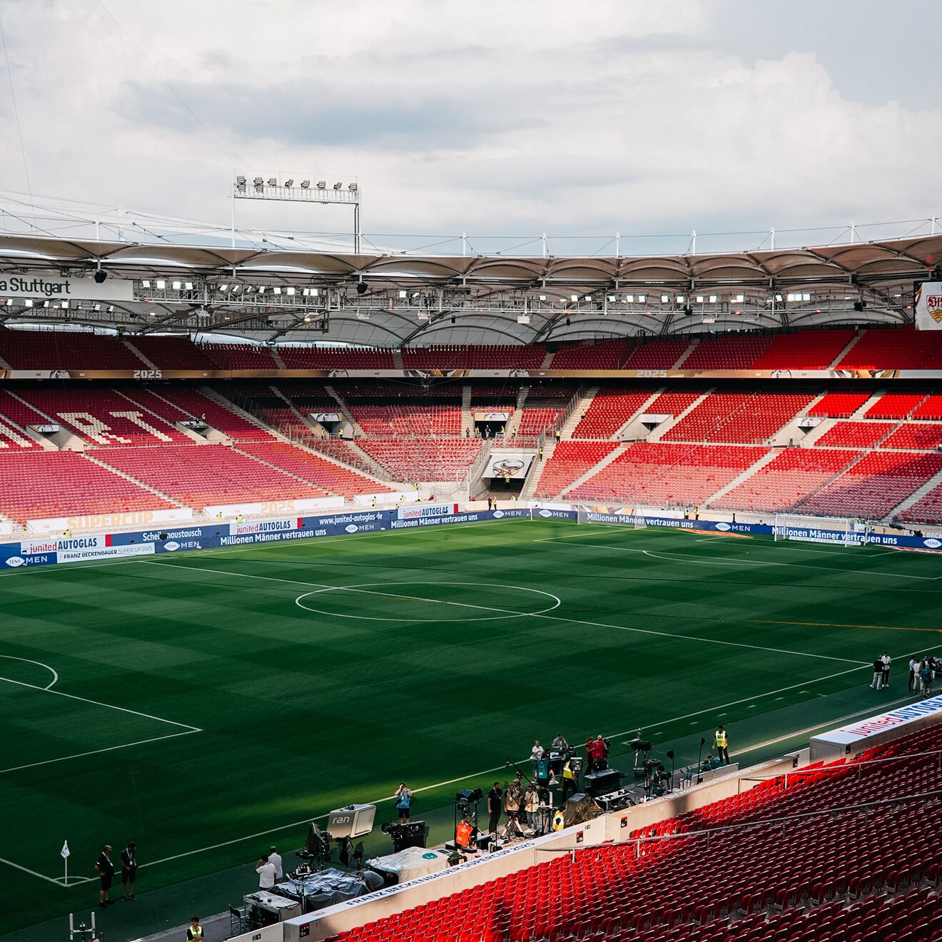 Blick auf leeres Stadion und Spielfeld in Richtung Gästeblock