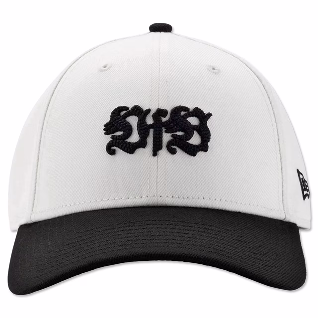 weiße Cap mit schwarzem Schirm und schwarzem VfB Logo auf der Vorderseite