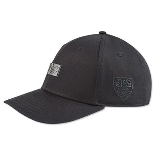 schwarze Kappe mit Metallplatte mit VfB Logo auf der Vorderseite und VfB Wappen an der Seite