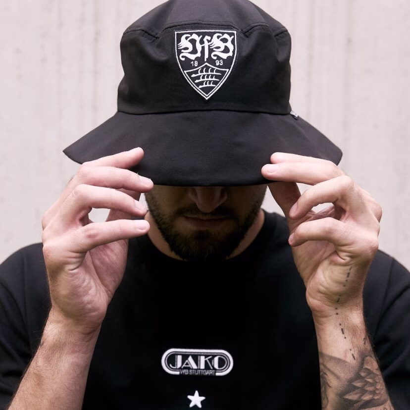 Jeff Chabot trägt den VfB Bucket Hat Freizeit 