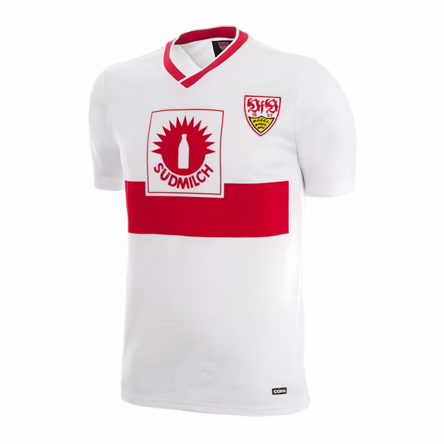 Retro Trikot mit rotem Brustring, Südmilch Logo in der Mitte und VfB Wappen auf der Brust. Das Trikot hat einen roten Kragen.   