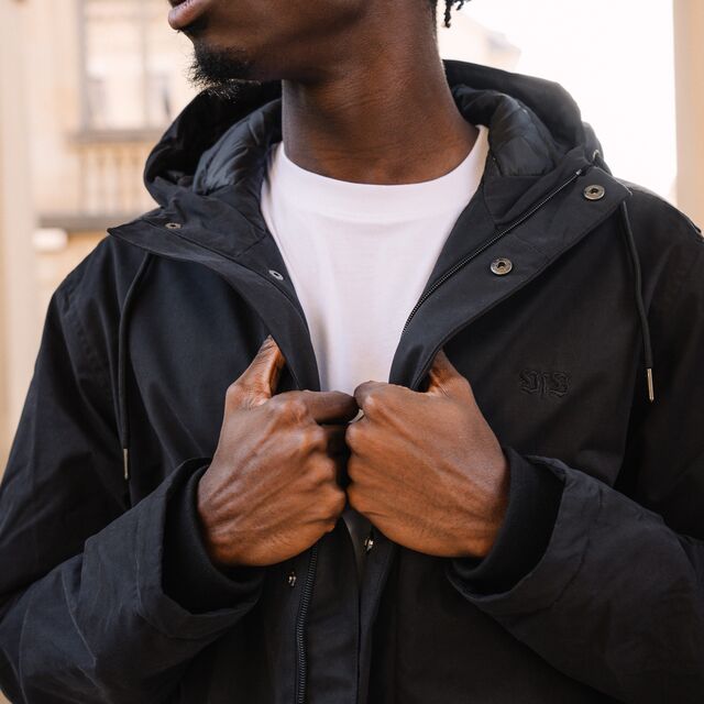 Mann trägt den VfB Kleinigkeit Parka