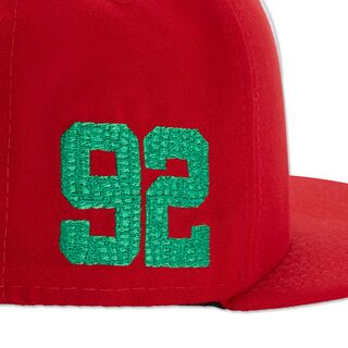 Zahl 92 in grün seitlich an der Cap 