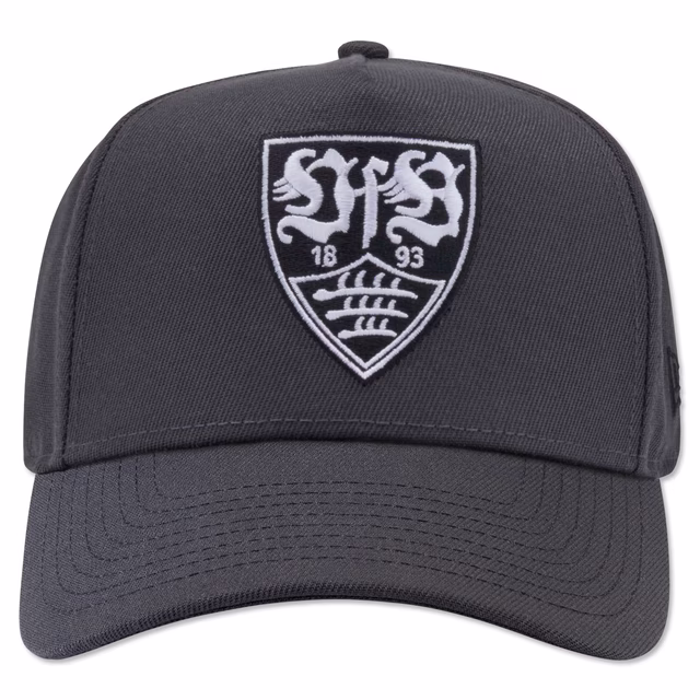 Schwarze Kappe mit schwarz-weißem VfB Wappen in der Mitte 