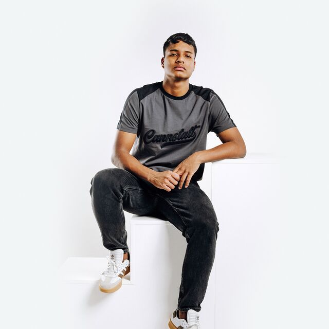 Jeremy Arevalo trägt das VfB T-Shirt Cannstatt grau 