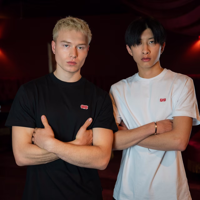 zwei Männer tragen das schwarze und weiße VfB Kleinigkeit T-Shirt mit VfB Schriftzug