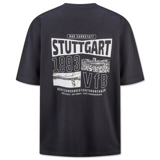 schwarze Rückseite des T-Shirts mit Motiven des Stadions und weißer Aufschrift Bad Cannstatt, Stuttgart, 1893. VfB und Achtzehnhundertdreiundneunzig