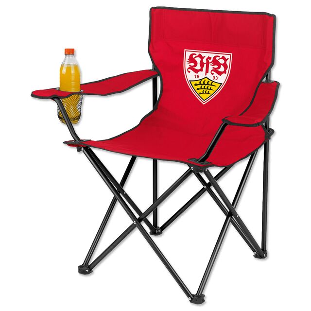 roter Campingstuhl mit VfB Wappen und einer Flasche im Getränkehalter