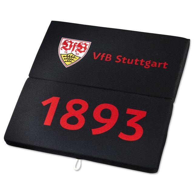 ausgeklapptes schwarzes Sitzkissen mit VfB Wappen, Aufschrift VfB Stuttgart und 1893