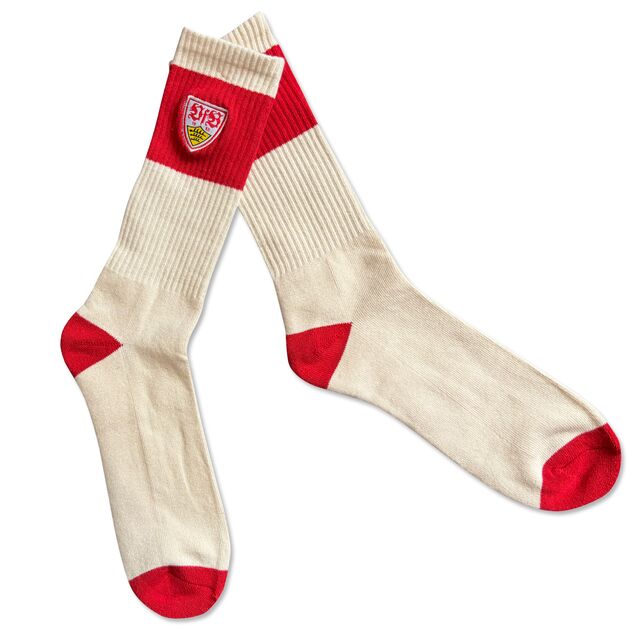 beigefarbene Socken mit roten Elementen und VfB Wappen