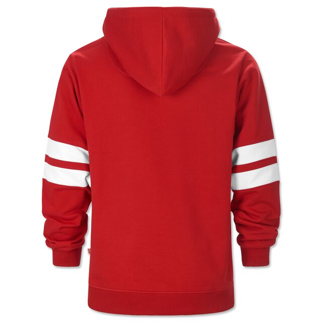 rote Rückseite des Hoodies mit weißen Streifen auf den Ärmeln