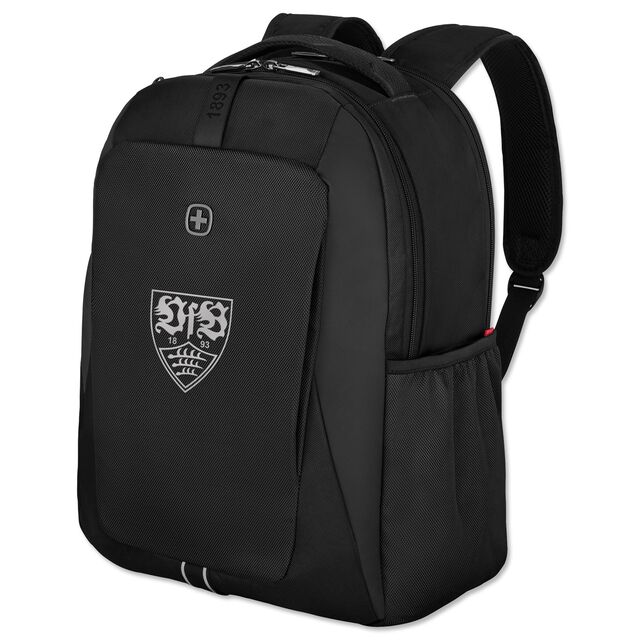 Seitenansicht des schwarzen Rucksacks mit silbernem VfB Wappen auf der Vorderseite 